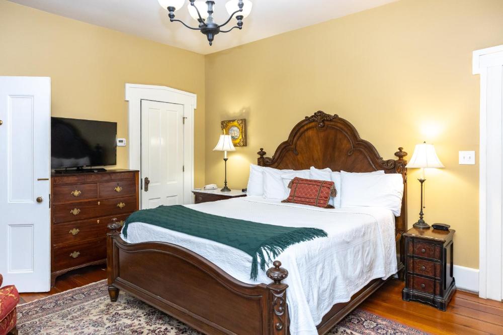 Lindsey Room - Luxury Main House King interior